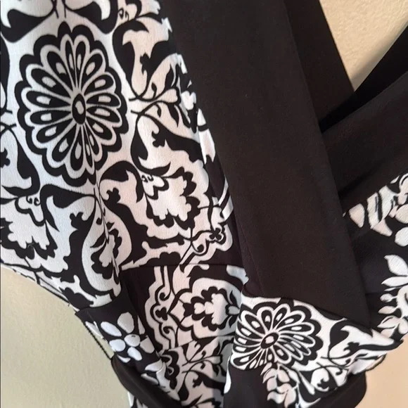 White Horse Black Market Elegant Black and White Women's Top - Picture 4 of 9